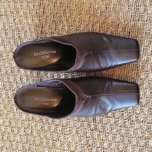LIZ CLAIBORNE FLEX Dark Brown Slip On Leather Upper Heels. Size Is 6.5 M